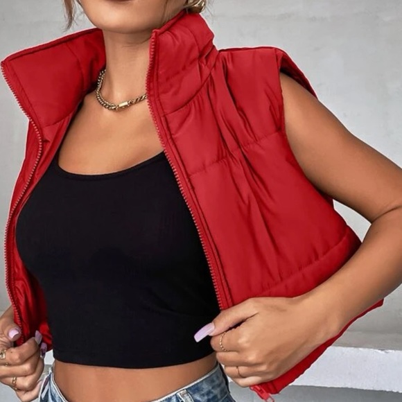 Sleeveless red crop puffer coat - Picture 3 of 4